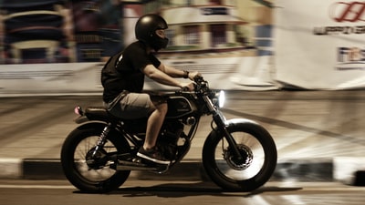 男人骑摩托车
